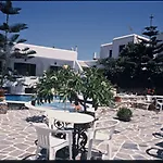 Meros, Santikos Collection Hotell