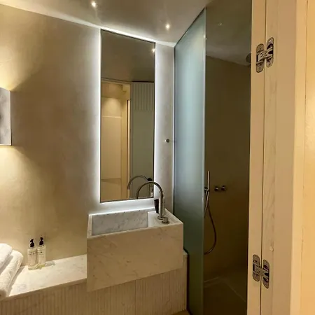 Meros, Santikos Collection Szálloda Náusza