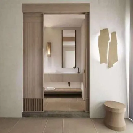 Meros, Santikos Collection Nausa